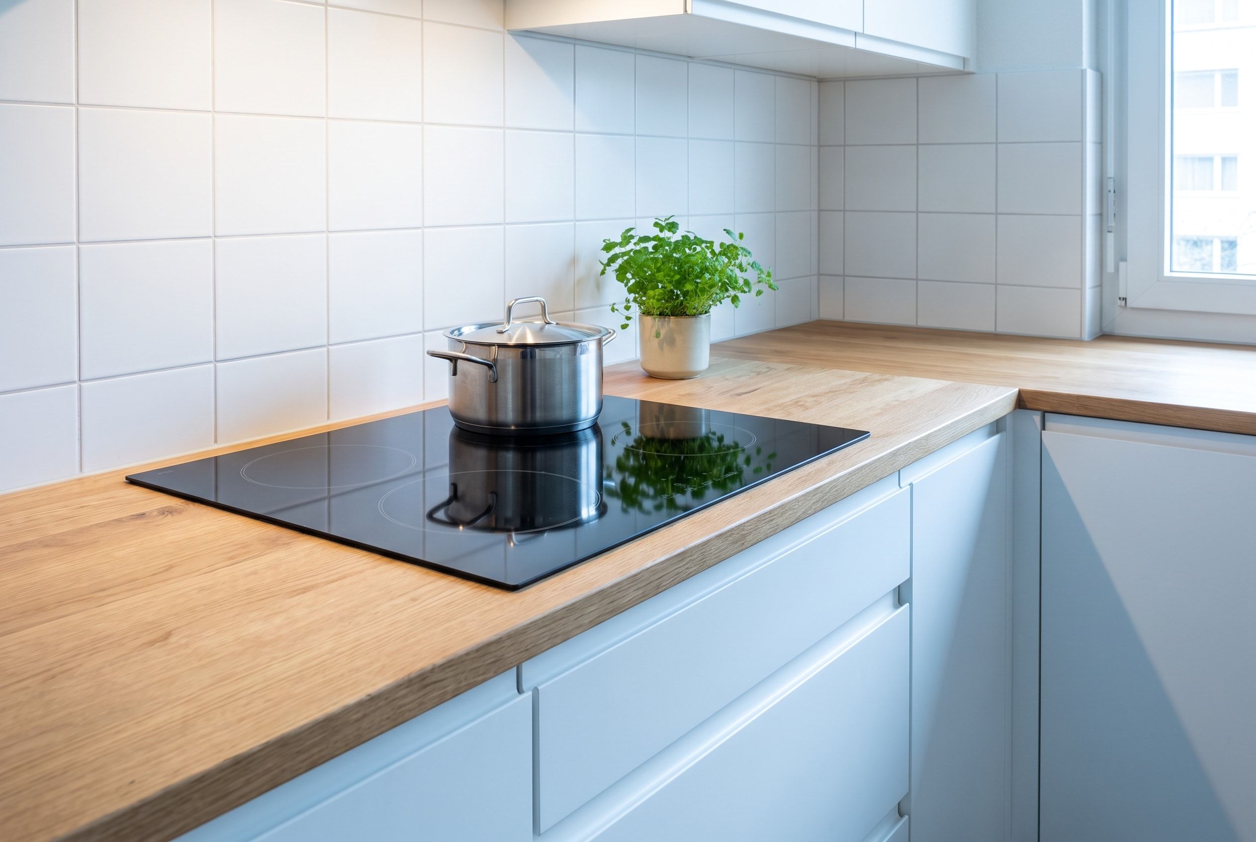 Induktionskochfeld in einer hellen Küchenabdeckung