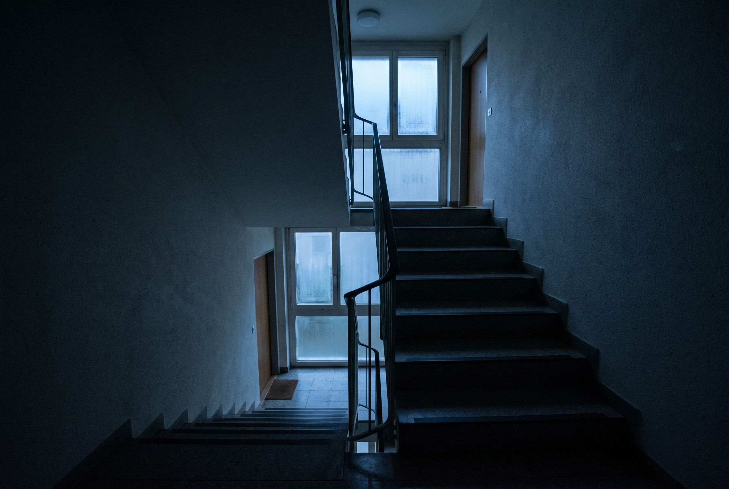 Dunkles Treppenhaus eines Mehrfamilienhauses am Abend bei Stromausfall